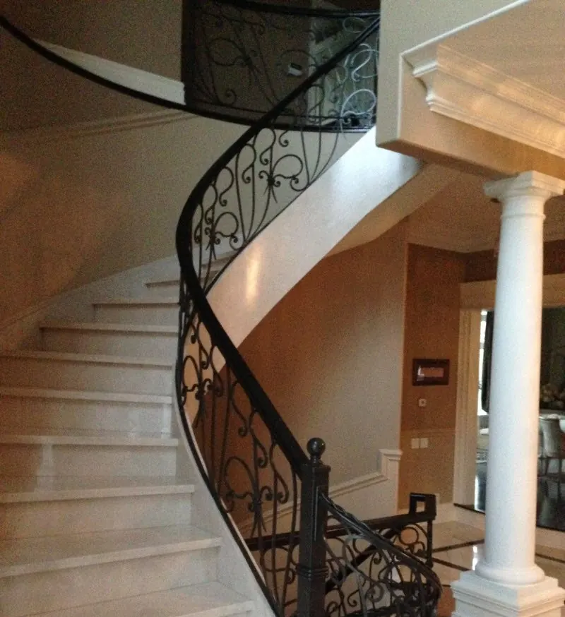 Curved interior staircase railing